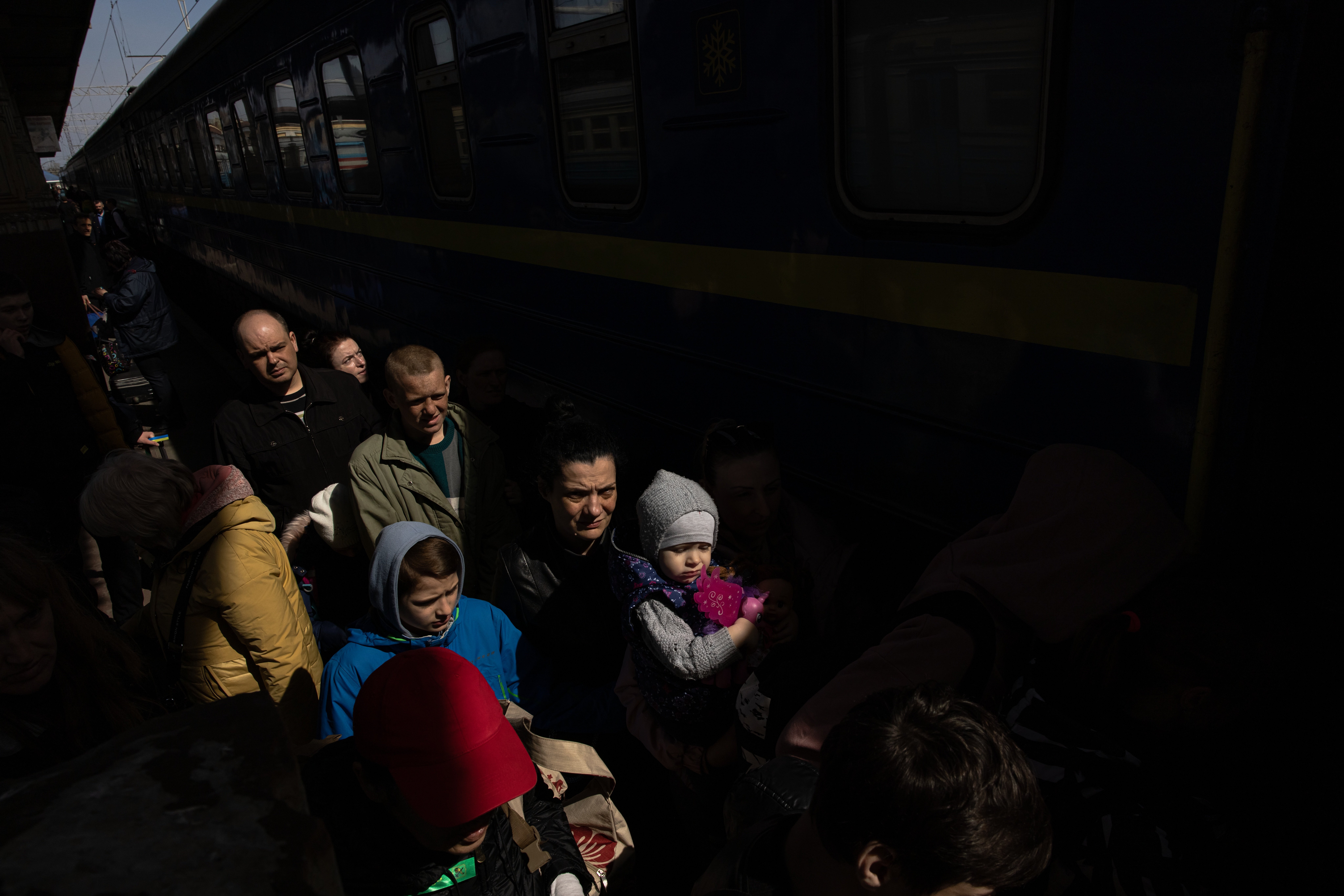 gente espera para abordar el tren de evacuación que se dirige en el oeste de Ucrania, en la estación ferroviaria de Kharkiv, invasión Rusia Ucrania - Foto: Roman Pilipey / Efe