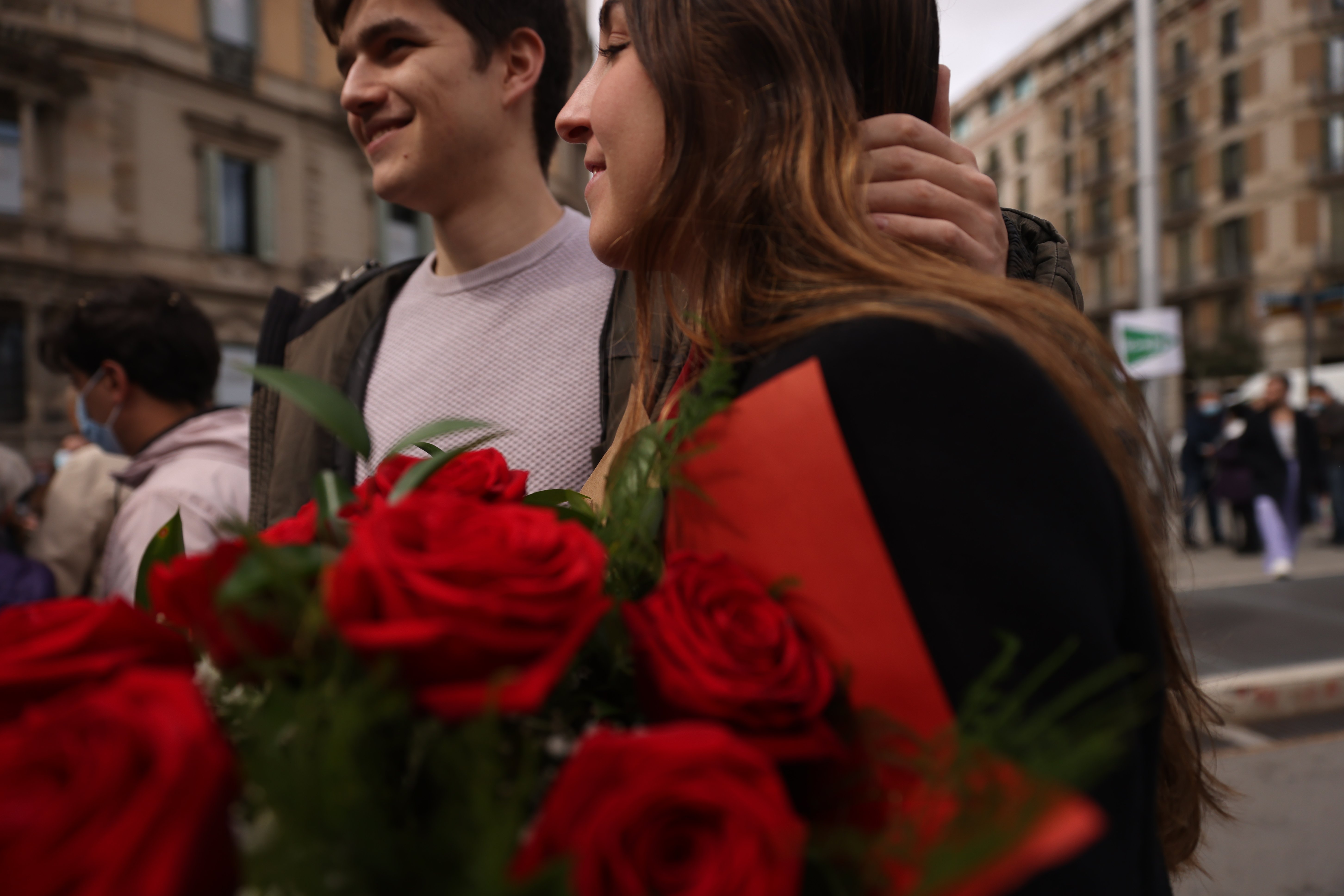 ambiente, pareja, rosas, diada de Sant Jordi 2022 - Foto: Sergi Alcàzar