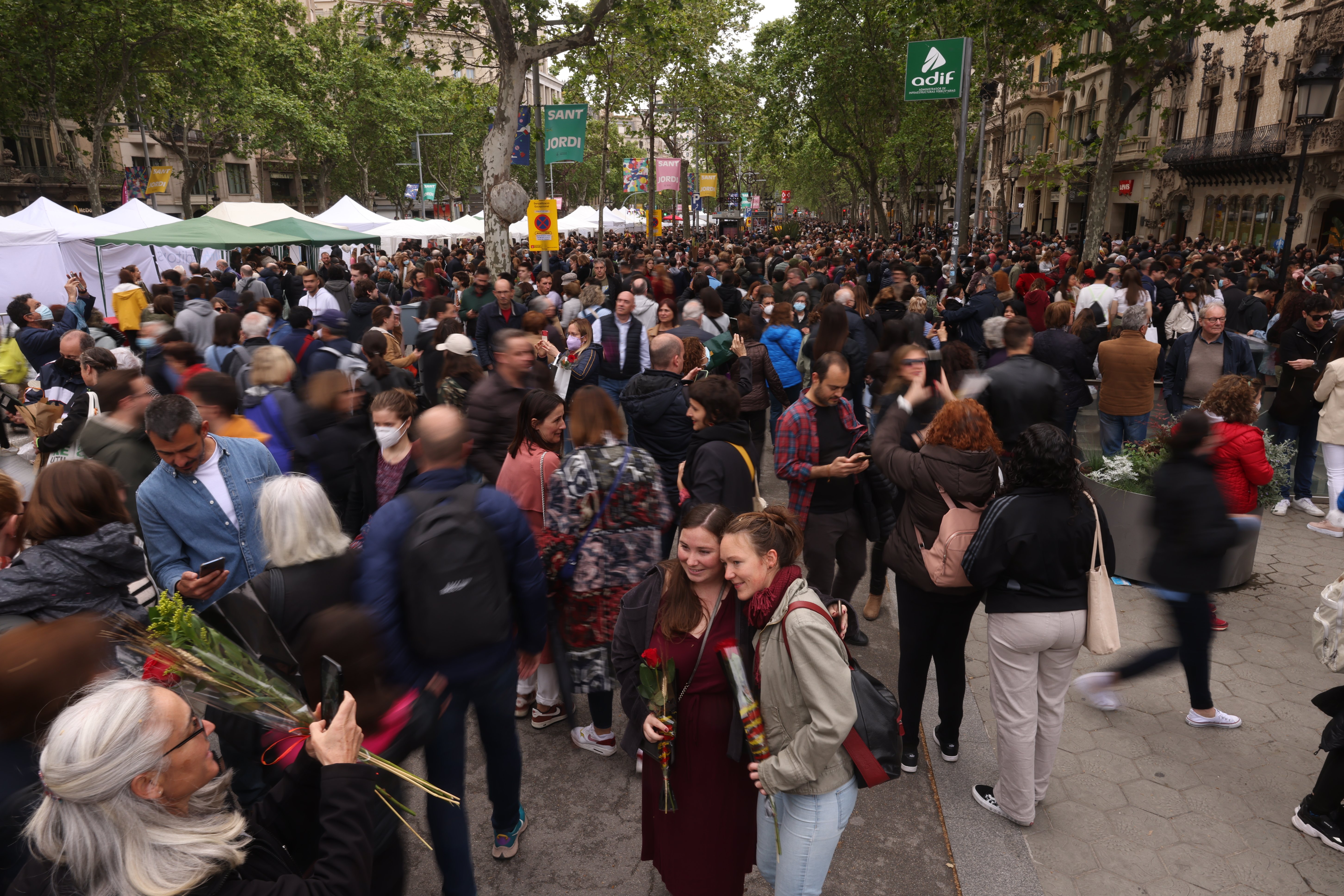 ambiente festividad de Sant Jordi Rambla Catalunya 2022 - Foto: Sergi Alcàzar