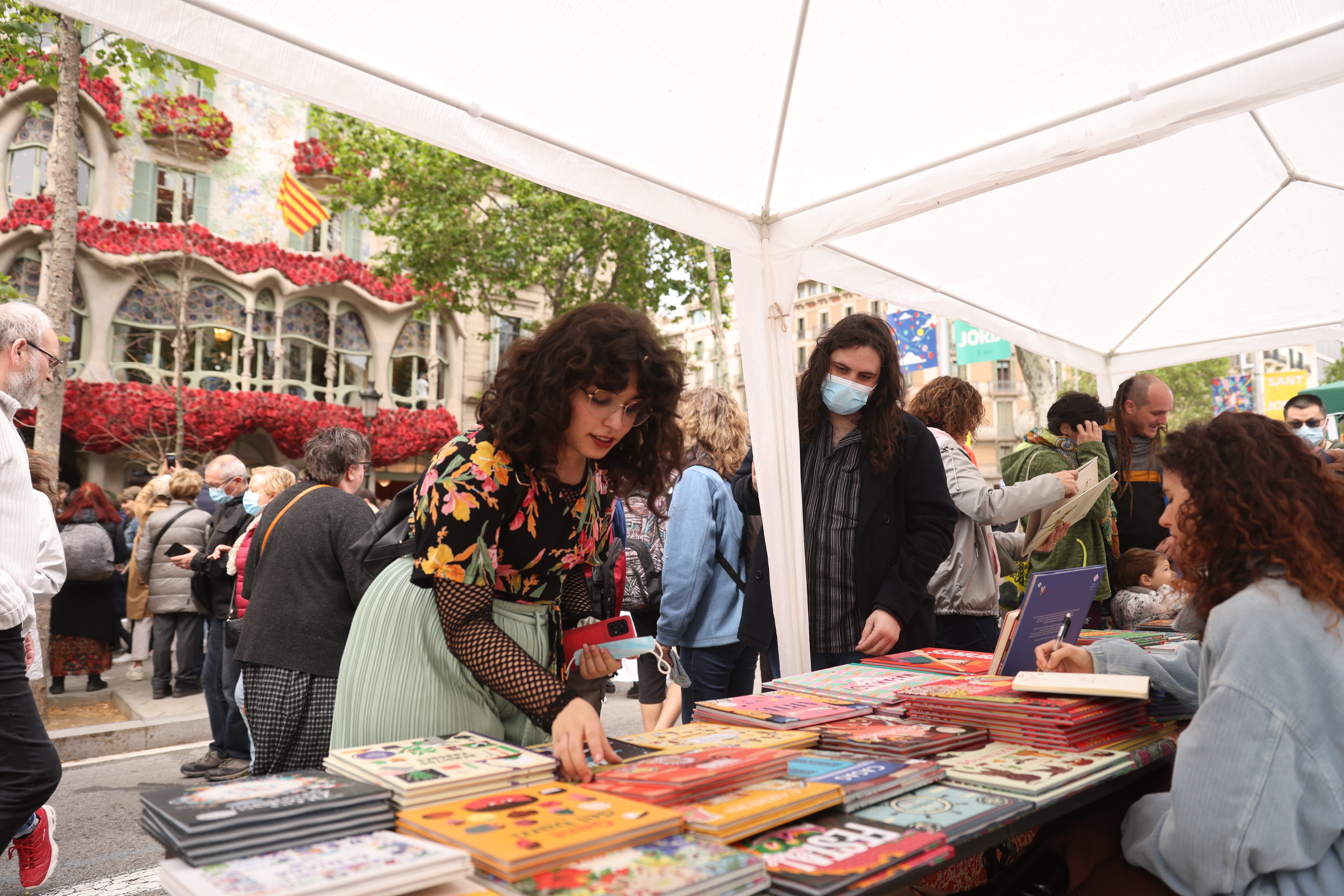 L'Ajuntament de Barcelona obre la porta a l’obertura de comerços per Sant Jordi