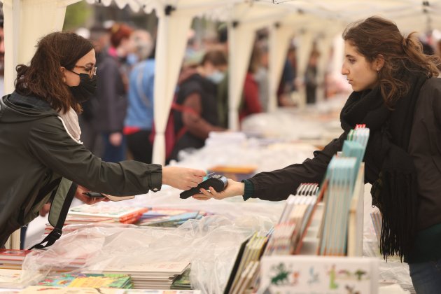 Ambiente parada libro, diada de Sant Jordi 2022 - Foto: Sergi Alcàzar