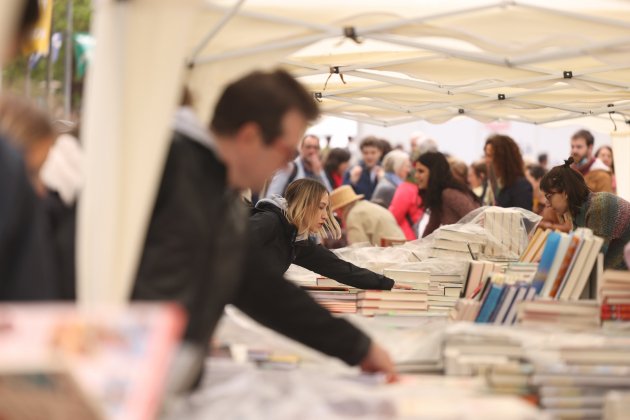 Ambiente parada|puesto libro, festividad de Sant Jordi 2022 - Foto: Sergi Alcàzar