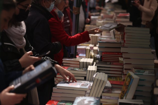 Ambiente parada|puesto libro, festividad de Sant Jordi 2022 - Foto: Sergi Alcàzar