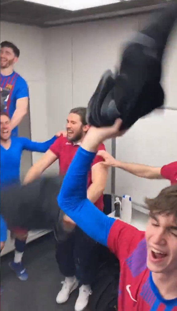 Pablo Urdanagrin celebrando Liga ASOBAL Barça vesturario Twitter