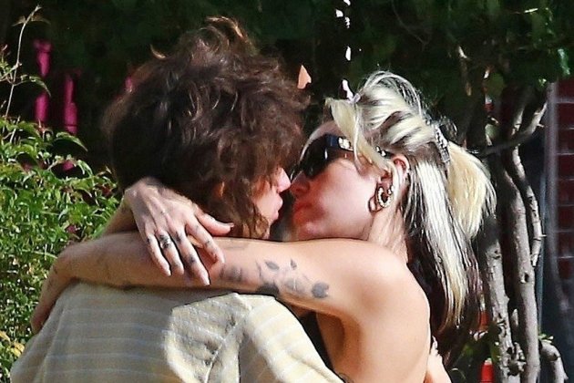 Miley Cyrus y Maxx Morando besándose