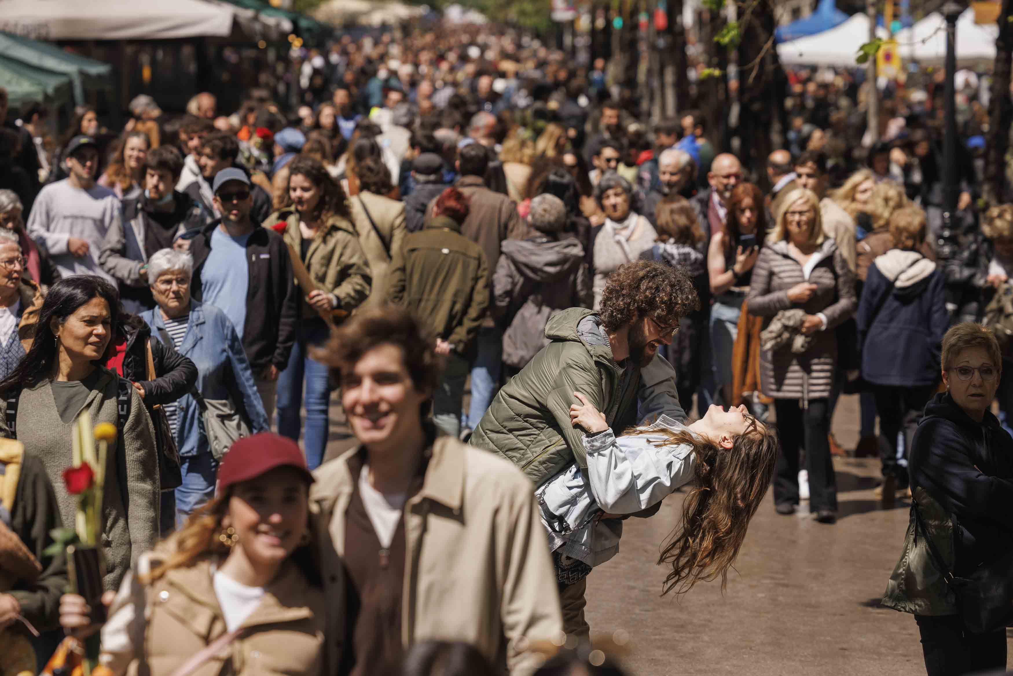 Las mejores fotos de Sant Jordi 2022: El Día del Libro y la rosa vuelve a vivirse en la calle