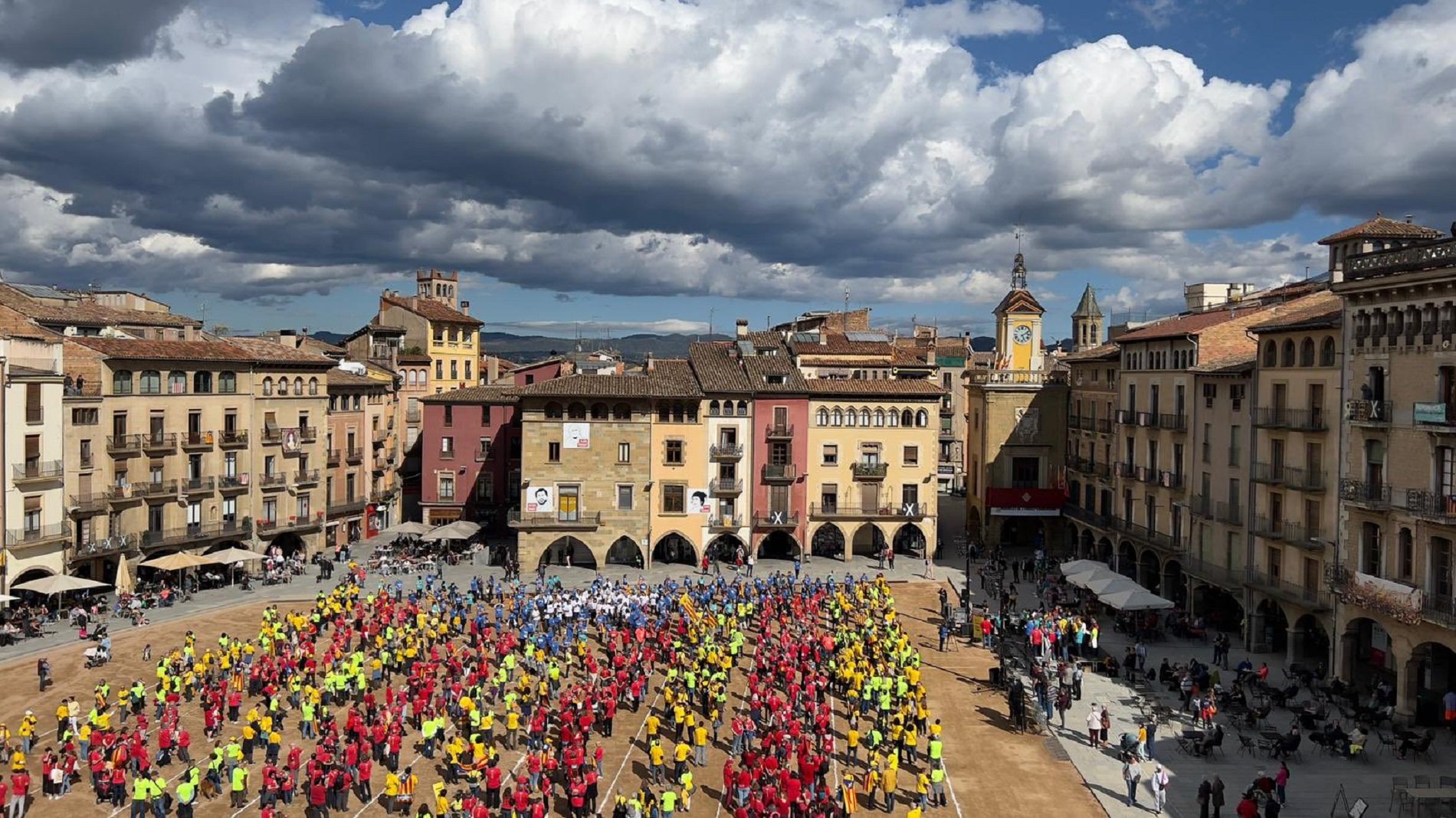 Megaestelada gigante de la ANC en Vic