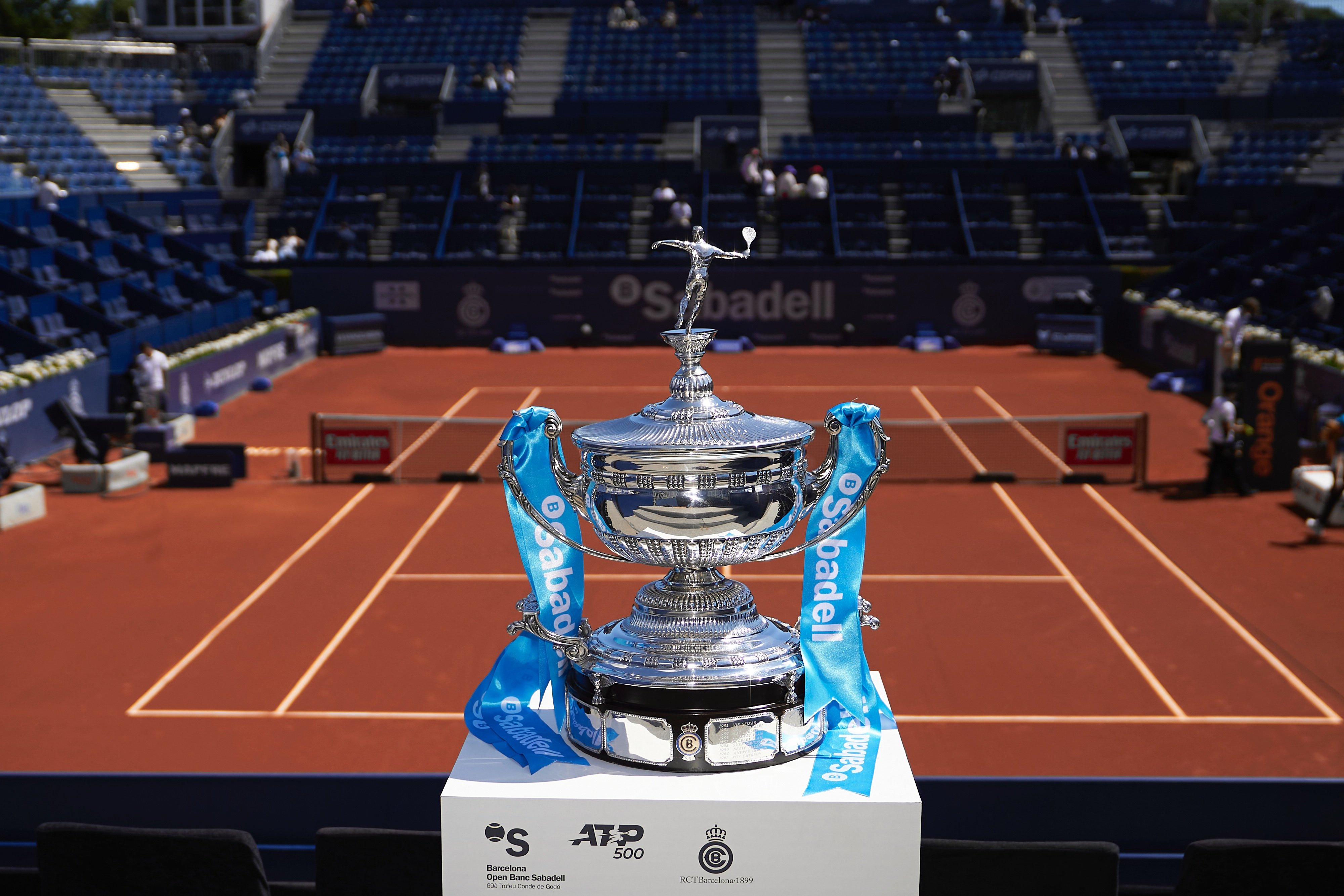 El trofeu, esperant al seu nou amo