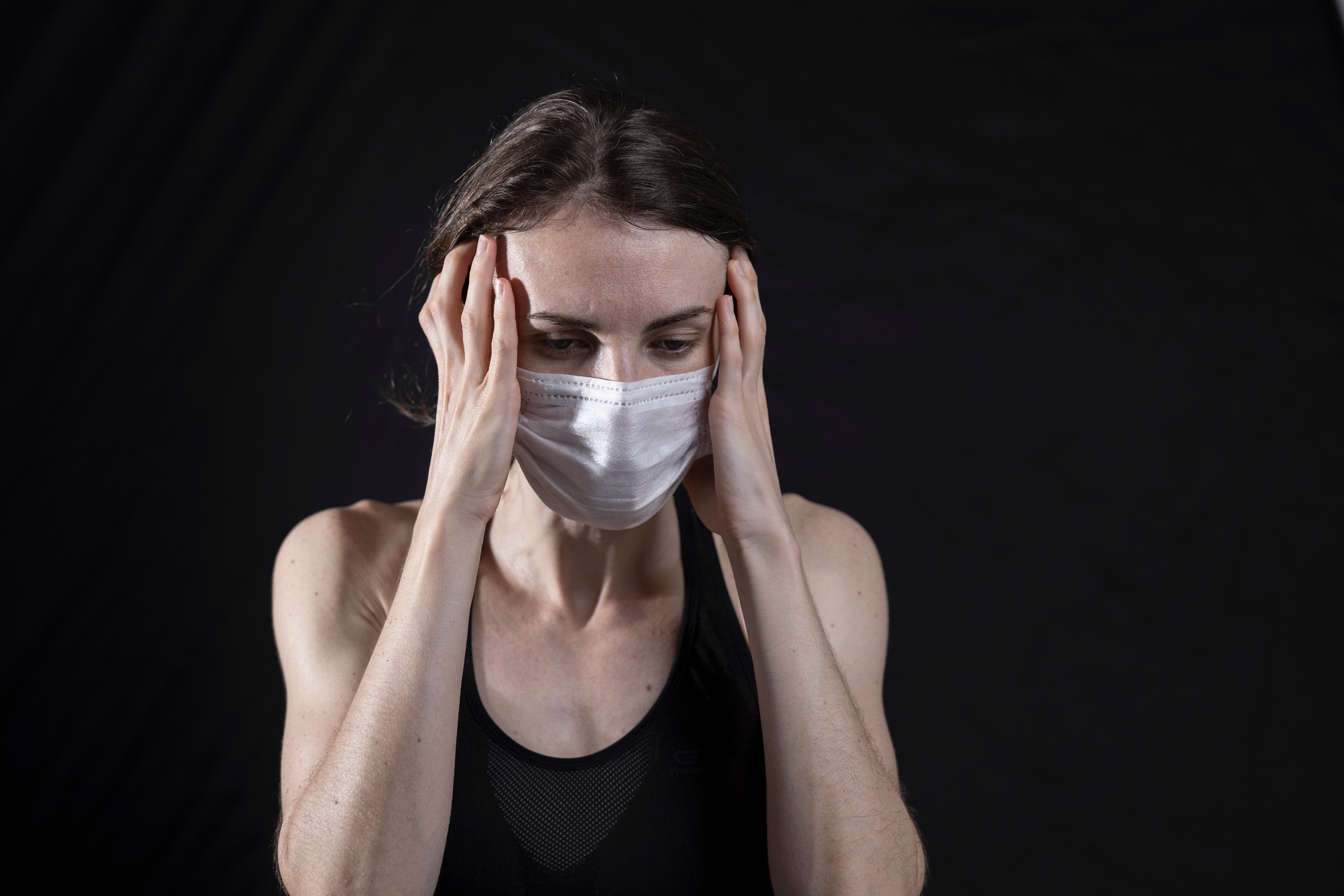 Mujer enferma con mascarilla