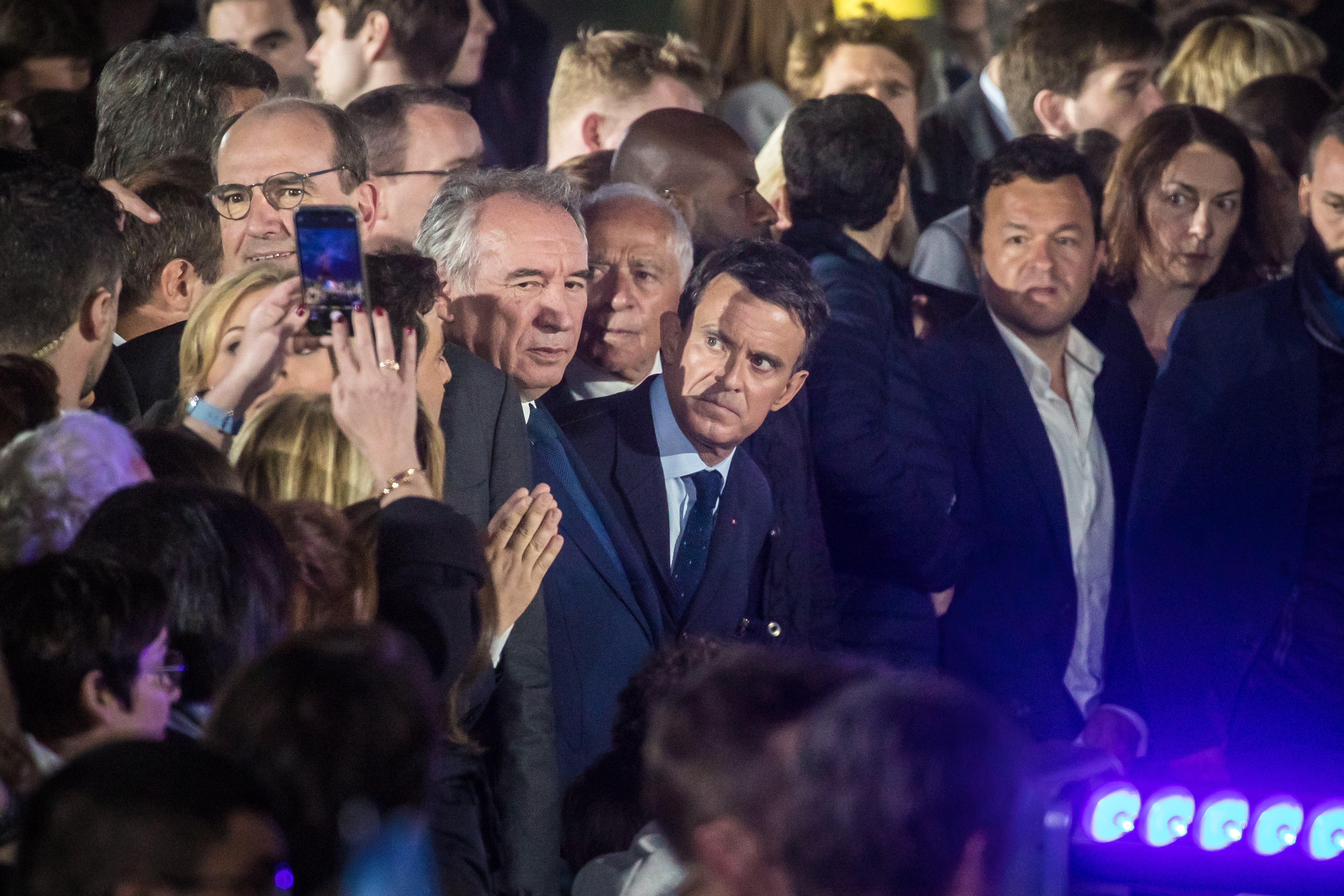 Manuel Valls es cola a la primera fila de la nit electoral de Macron