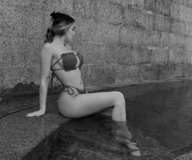Julia Janeiro en la piscina / REDES Julia Janeiro en la piscina / REDES