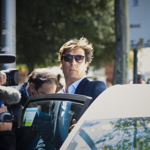 El comissionista d'Almeida, Luis Medina, posa l'herència de la seva àvia com a fiança
