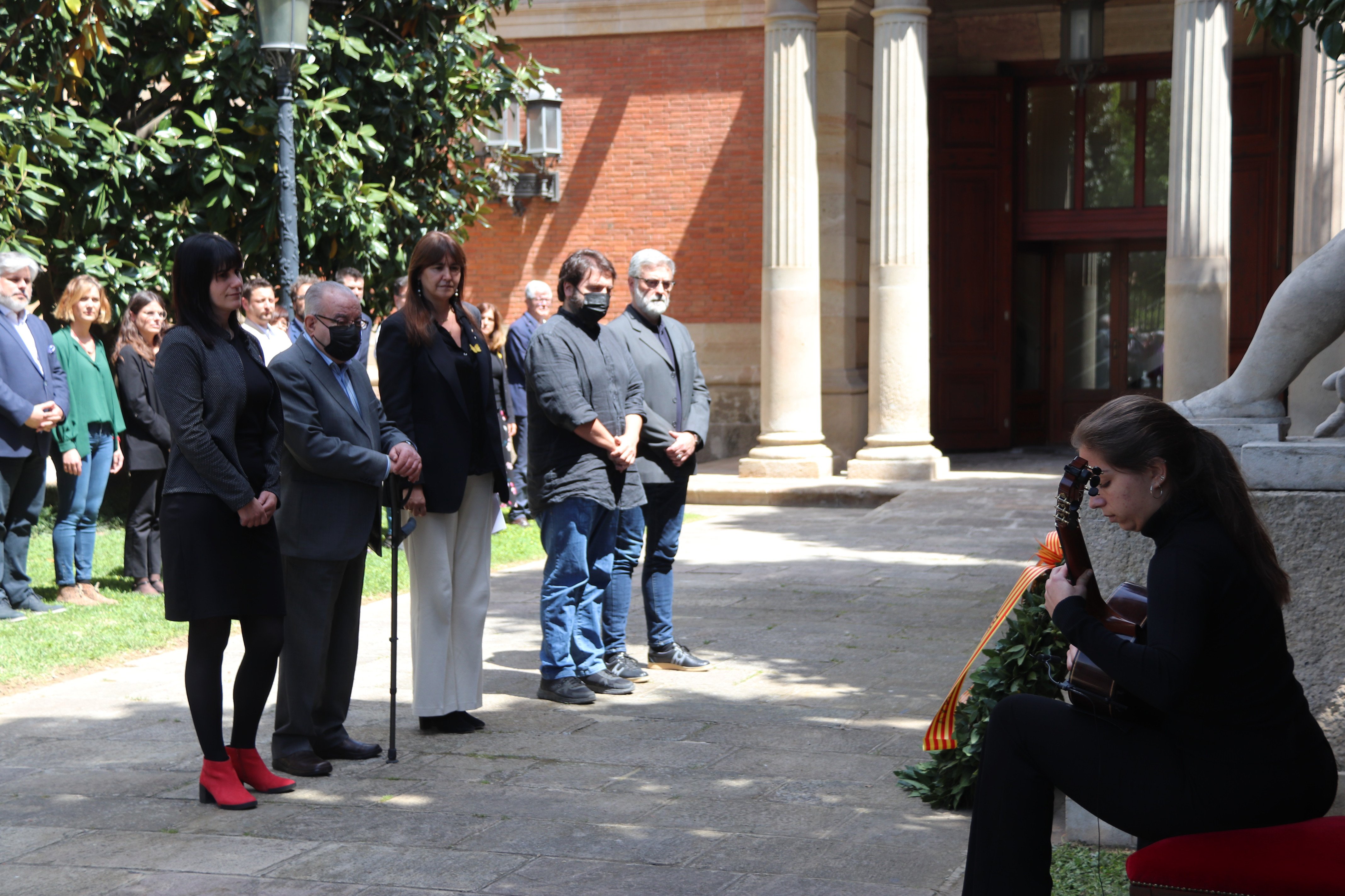 El Parlament homenatja les víctimes del franquisme i alerta de l'amenaça ultra