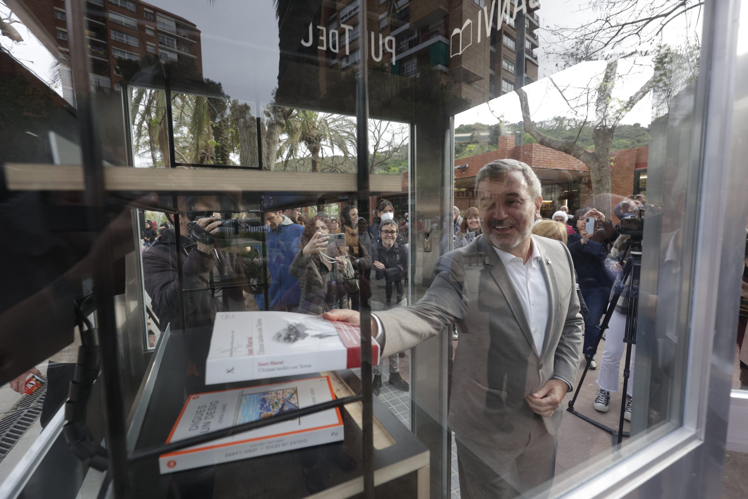 La bibliocabina de Sant Genís, vandalitzada i fora de servei