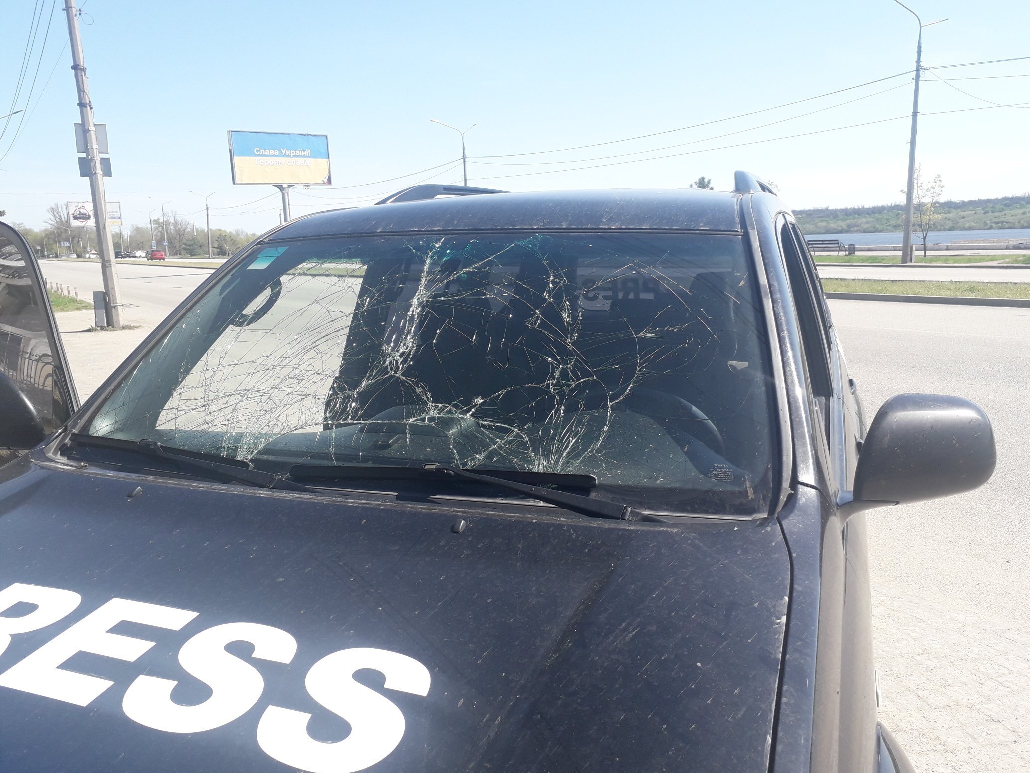 Un proyectil ruso impacta en el coche de un periodista de RTVE en Ucrania | VÍDEO
