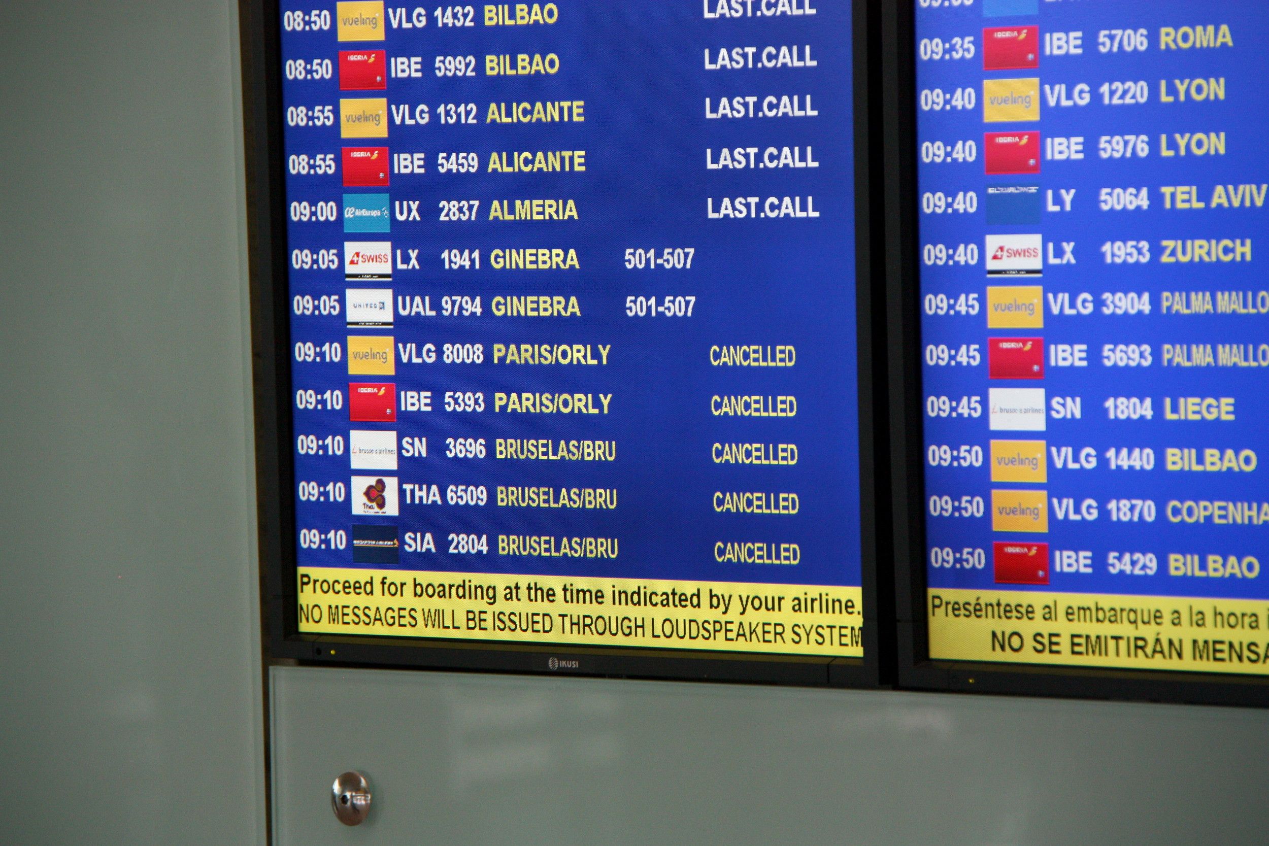 Vueling pide disculpas y prevé cancelar 14 de los 700 vuelos de este domingo