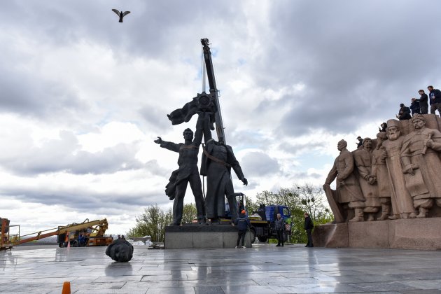 guera rusia ucrania monumento kyiv (1)