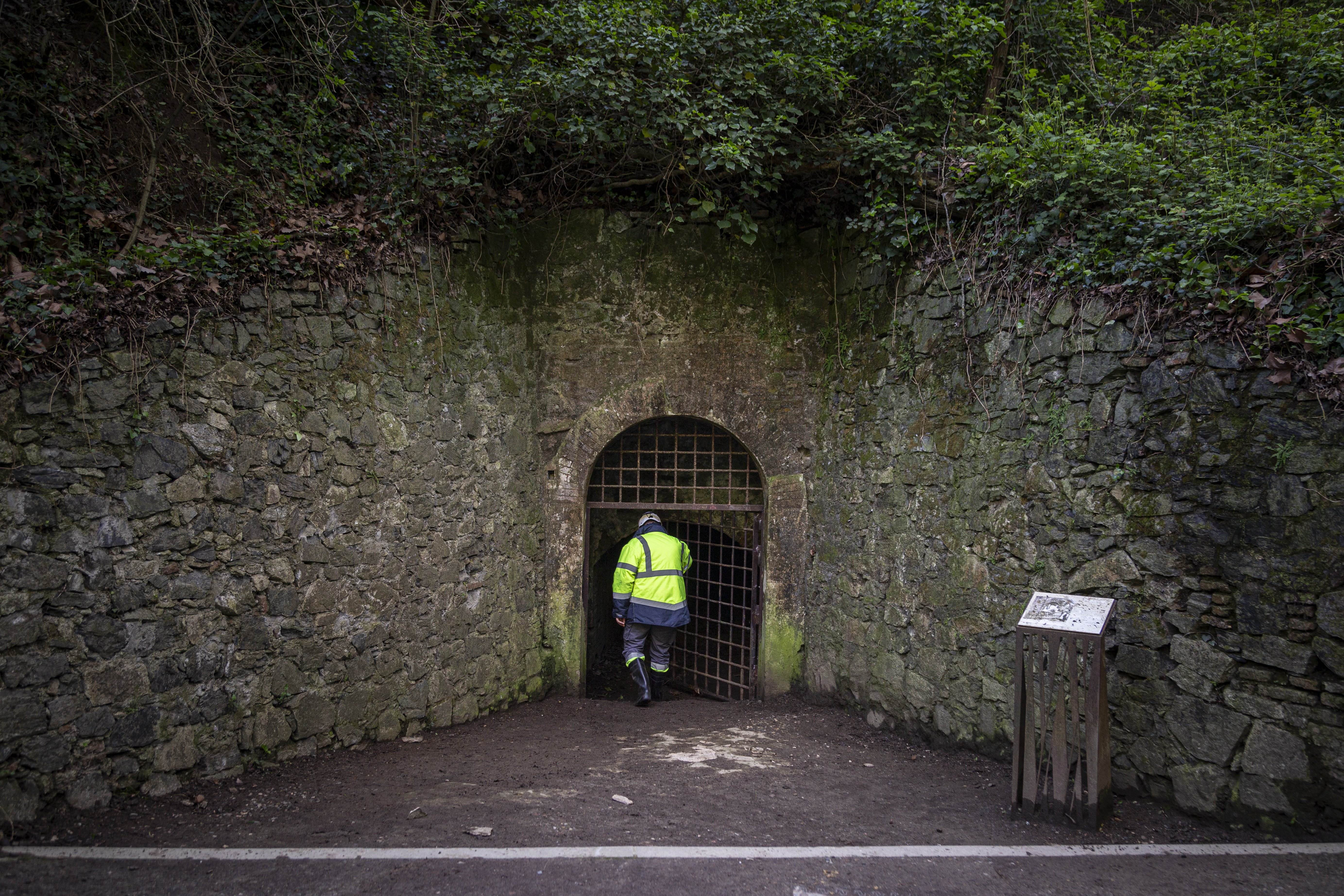 Entramos en el Mina-Grott, el túnel del primer 'metro' de Barcelona