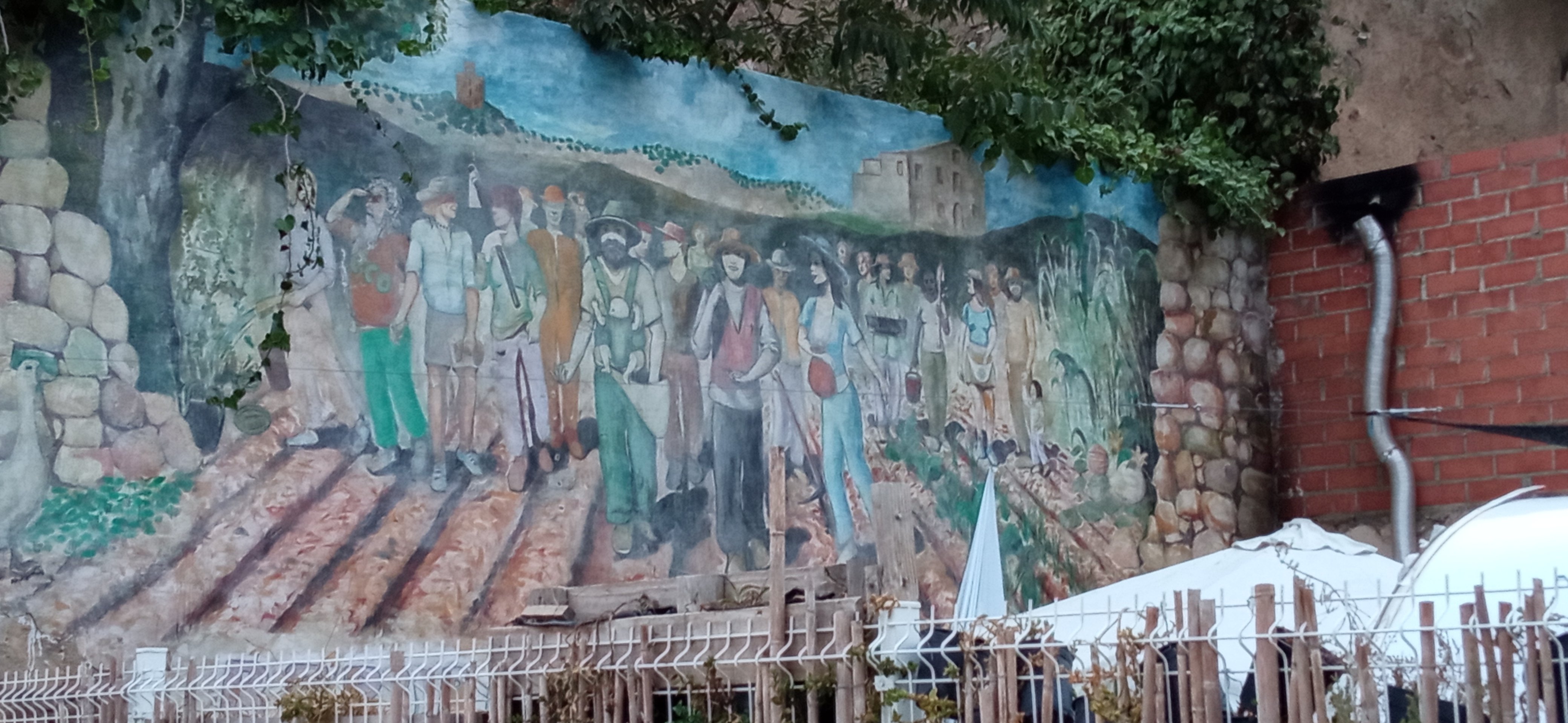 Un creatiu mural, víctima de l’enderroc parcial d’una masia de Nou Barris