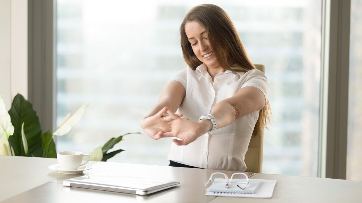 Así puedes ayudar a tu cuerpo en el trabajo con las pausas activas