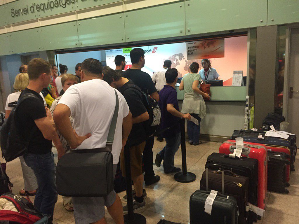Cuatro horas de espera para recoger las maletas en el Prat