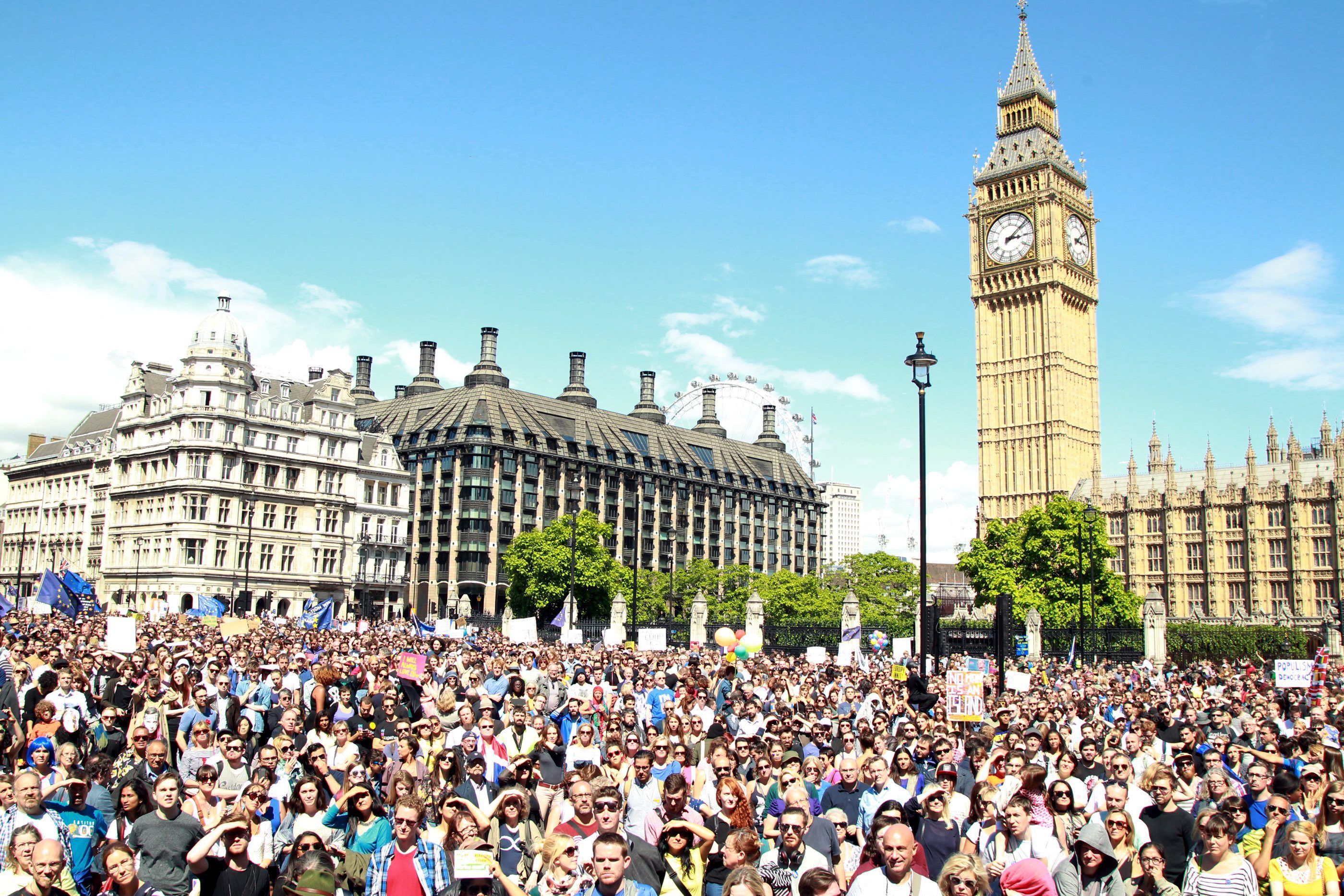 Desenes de milers de persones es manifesten a Londres contra el Brexit