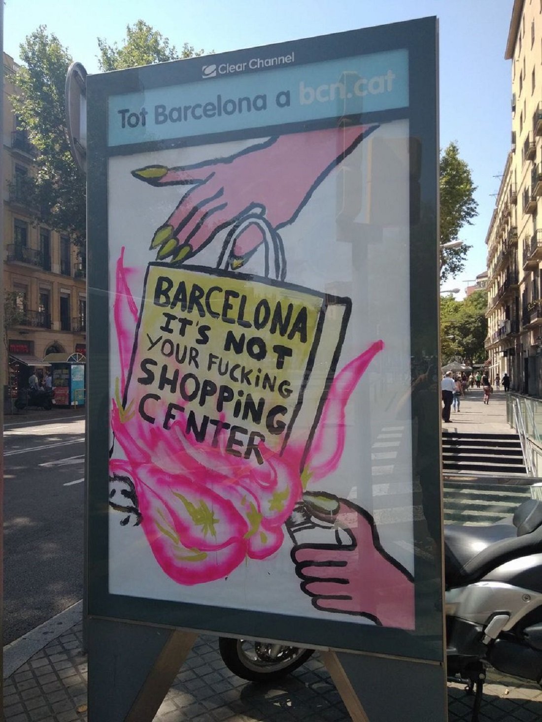 Un plafó municipal de Barcelona fa apologia de la violència contra el comerç