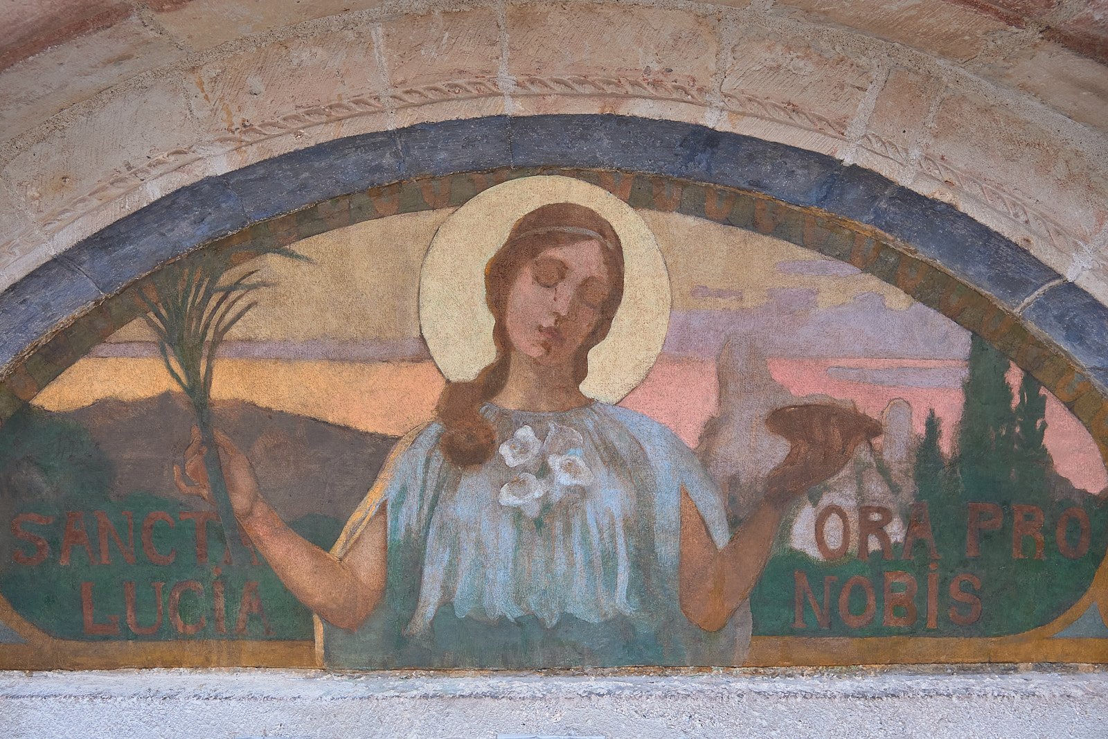 Restauració acabada: torna a lluir la pintura amagada al timpà de Santa Llúcia