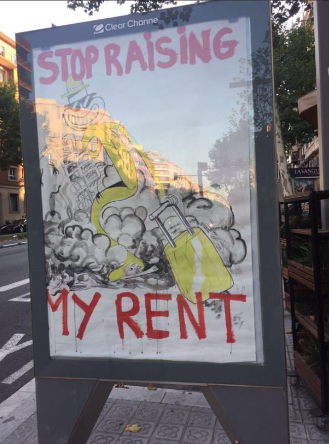 Aparece un segundo cartel antiturístico en un plafón municipal
