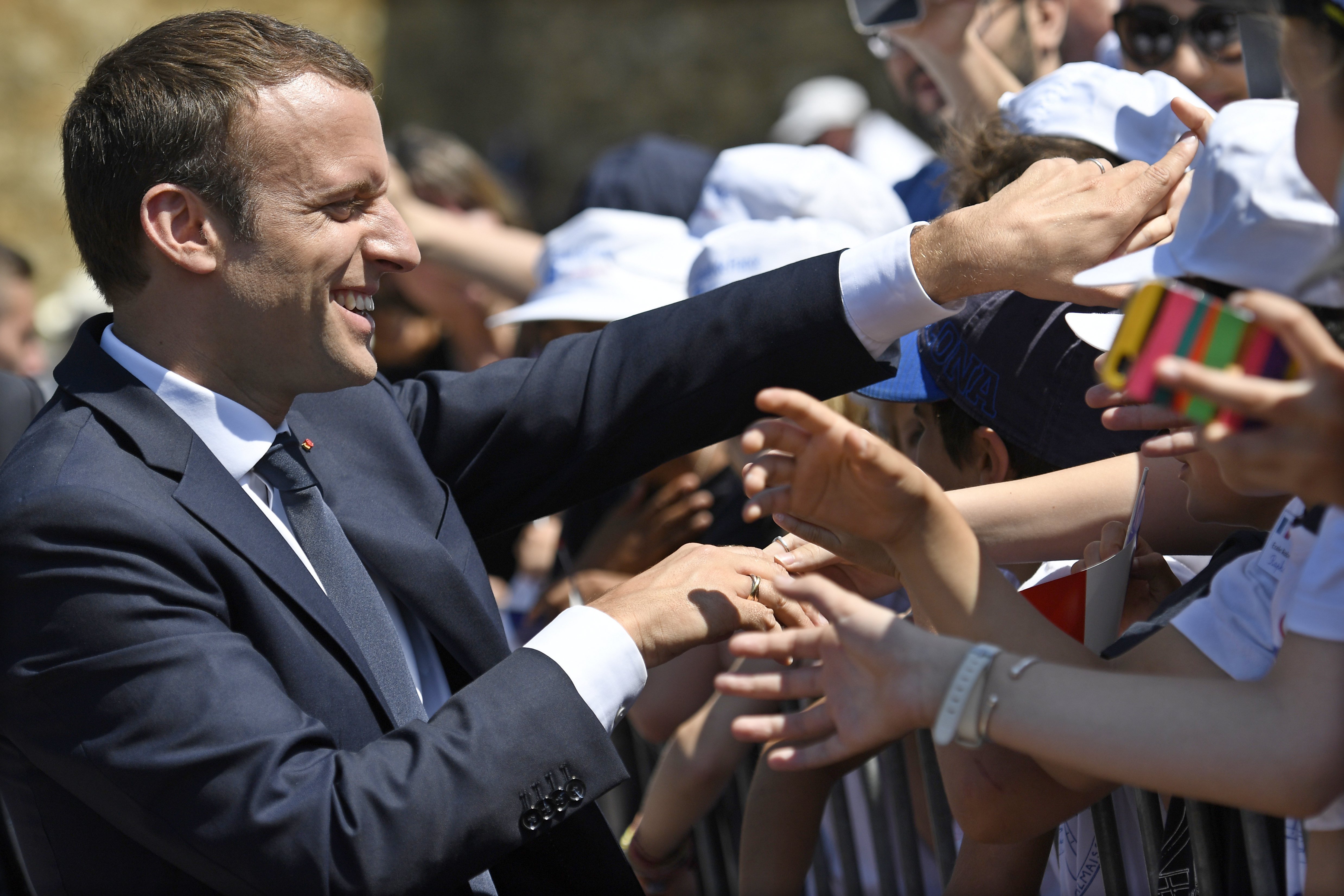 Macron arrasa y entran en la Asamblea Marine Le Pen y los nacionalistas corsos