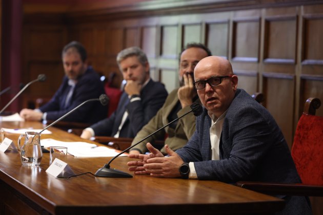 CatalanGate a la UB Gonzalo Boyé Benet Salelles, Andreu Van der Eynde, Antonio Abat i Ninet - Foto: Sergi Alcàzar CatalanGate a la UB Gonzalo Boyé Benet Salelles, Andreu Van der Eynde, Antonio Abat i Ninet - Foto: Sergi Alcàzar