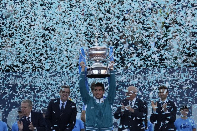 6  Carlos Alcaraz levanta trofeo Barcelona Open Banc Sabadell Trofeo Conde de Godó, campeón -  Foto Alejandro García / Efe