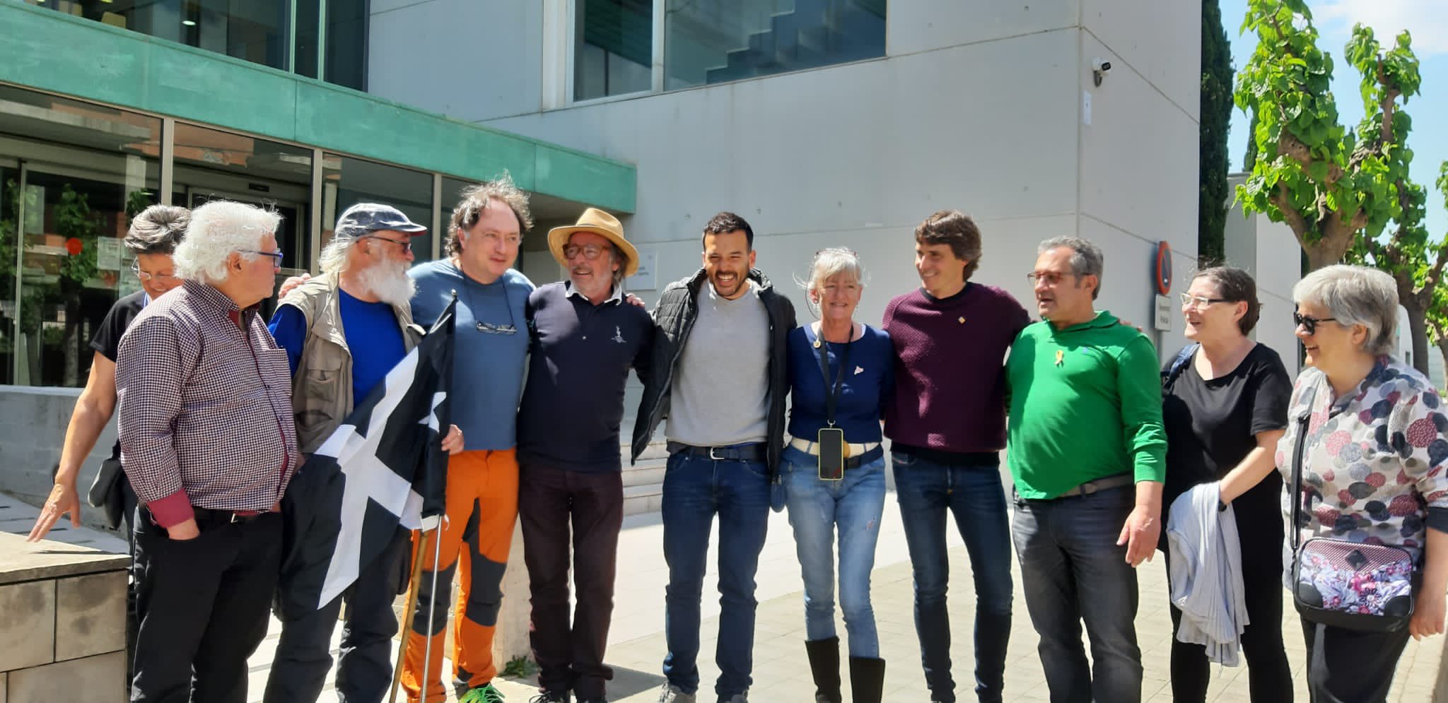 La Policia Nacional posa l'himne d'Espanya a un detingut independentista