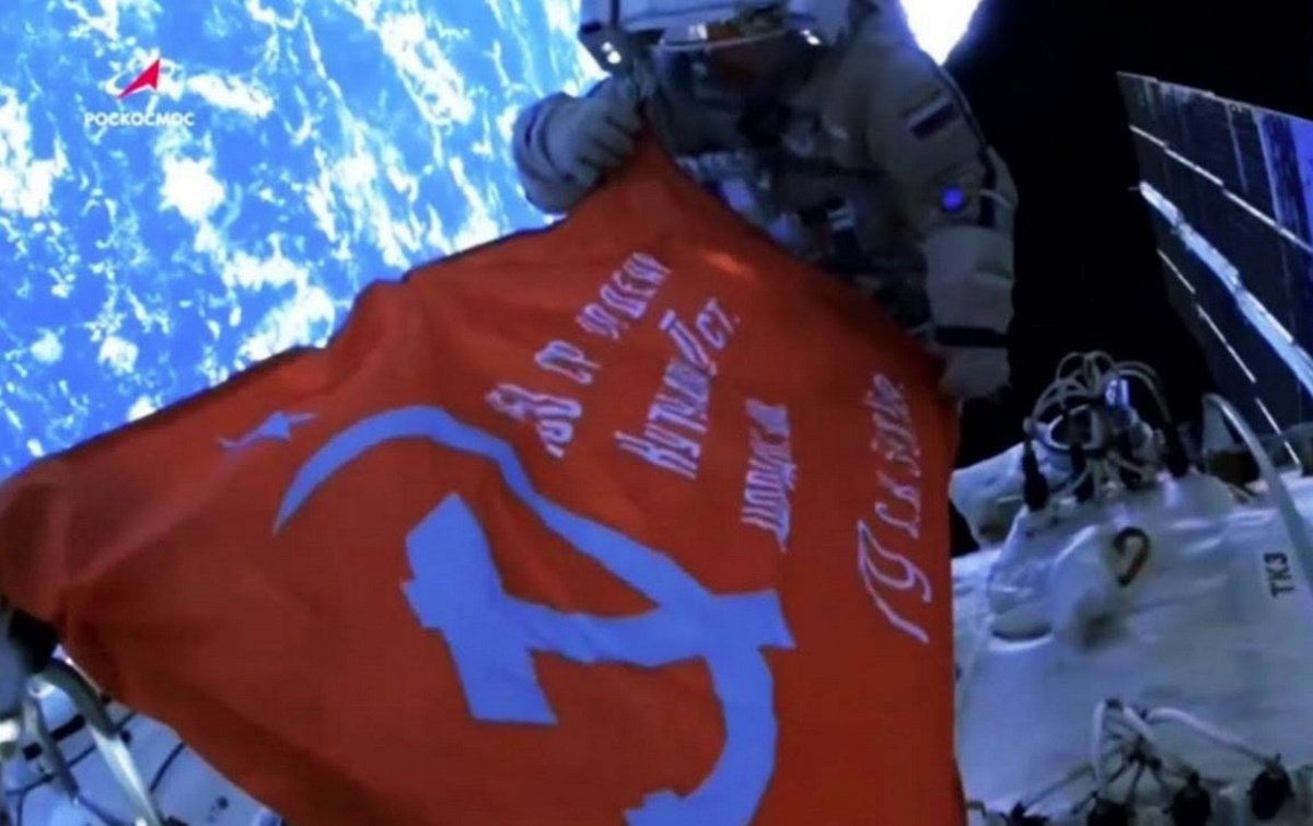 Dos cosmonautes russos exhibeixen una bandera soviètica a l'espai exterior