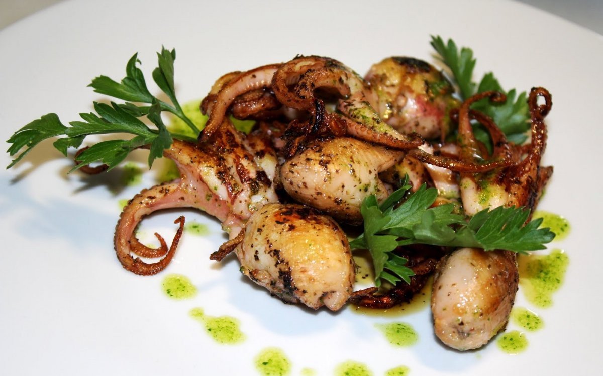 Pulpo de playa a la plancha con ajo y perejil | Recetas de La Gourmeteria