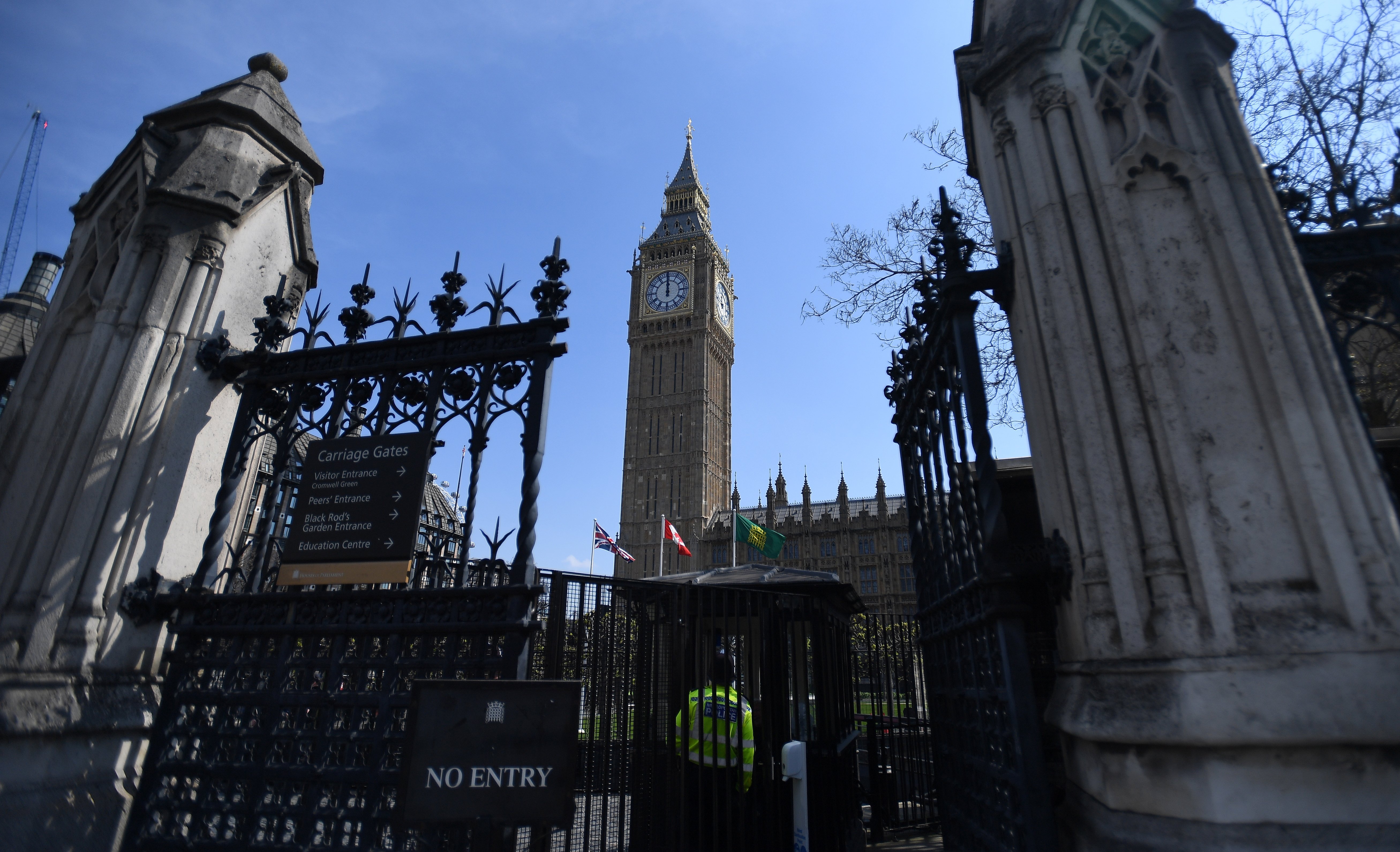 Un diputado conservador británico admite que miró porno en el Parlamento