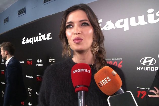 sara carbonero atienda a los medios en los Premios Esquire