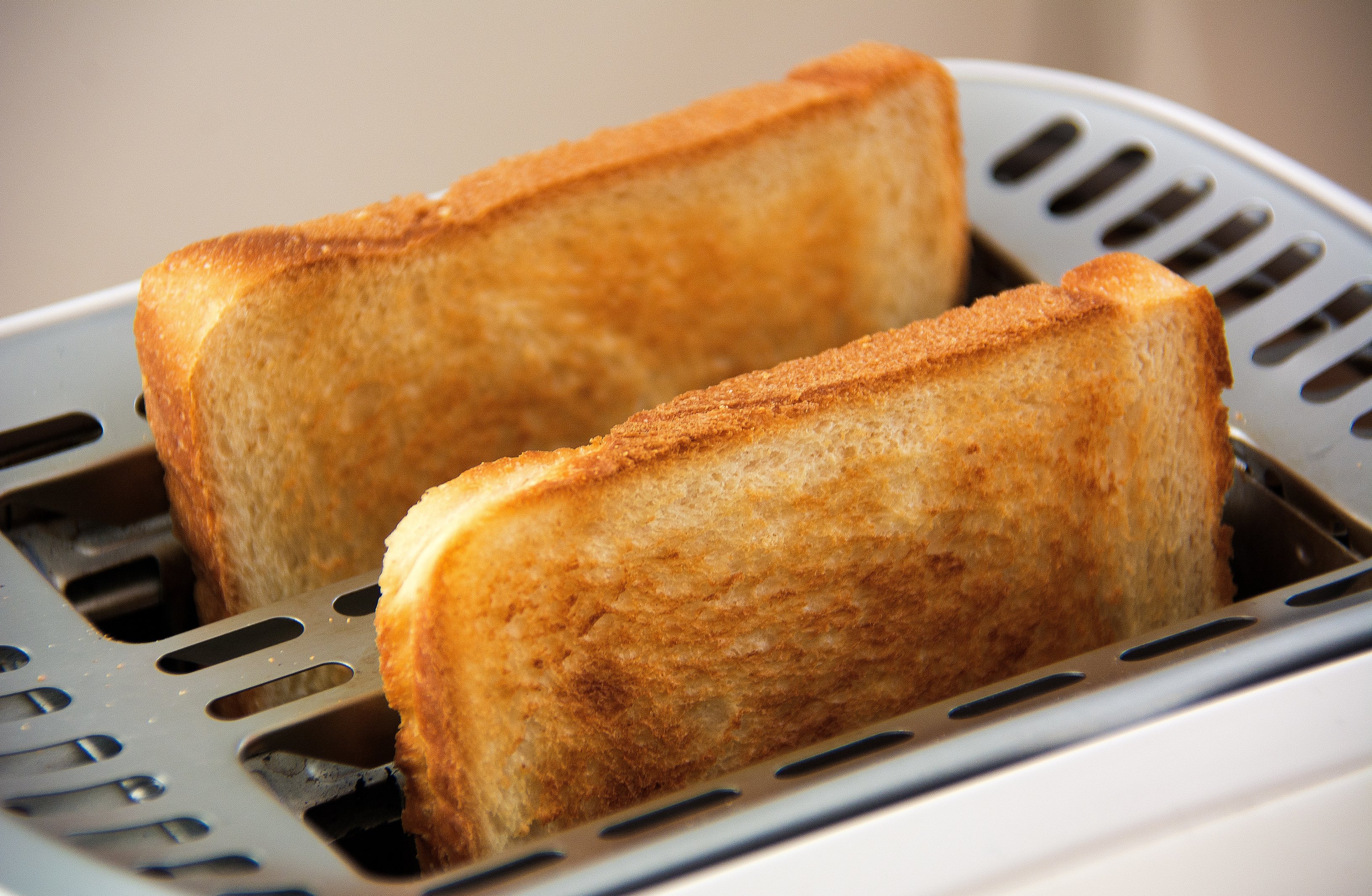 Rebanadas de pan en la tostadora / Pixabay