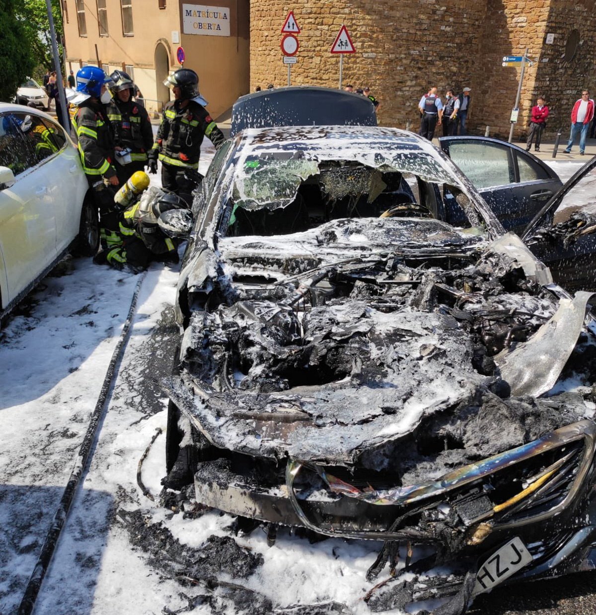 El concejal del PP de Barcelona Josep Bou se encuentra el coche calcinado