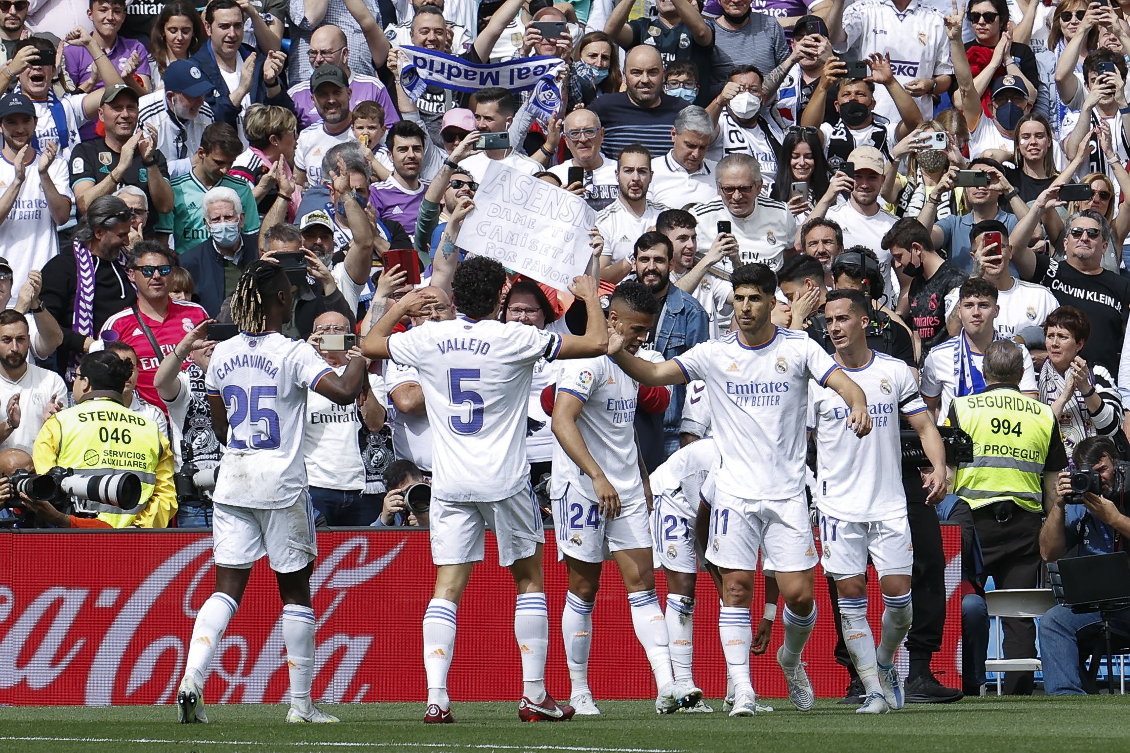 El Real Madrid golea sin problemas a un inofensivo Espanyol (4-0) y se proclama campeón de Liga