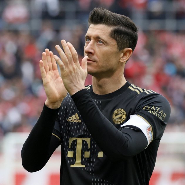 Robert Lewandowski aplaudiendo Bayern Munich EFE