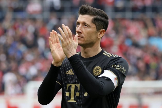 Robert Lewandowski aplaudiendo Bayern Munich EFE Robert Lewandowski aplaudiendo Bayern Munich EFE