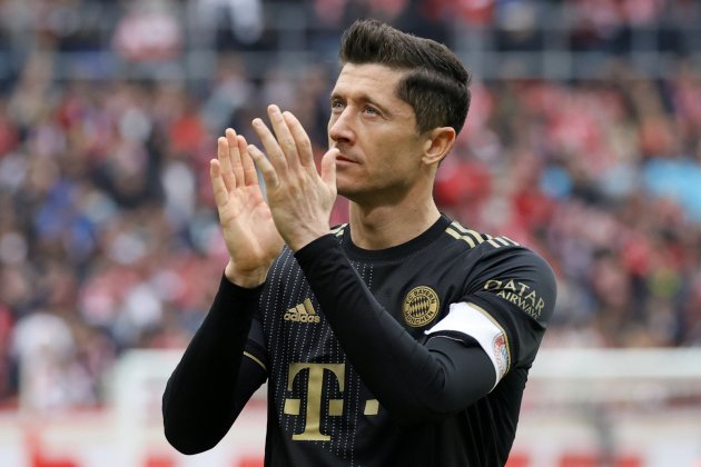 Robert Lewandowski aplaudiendo Bayern Munich EFE