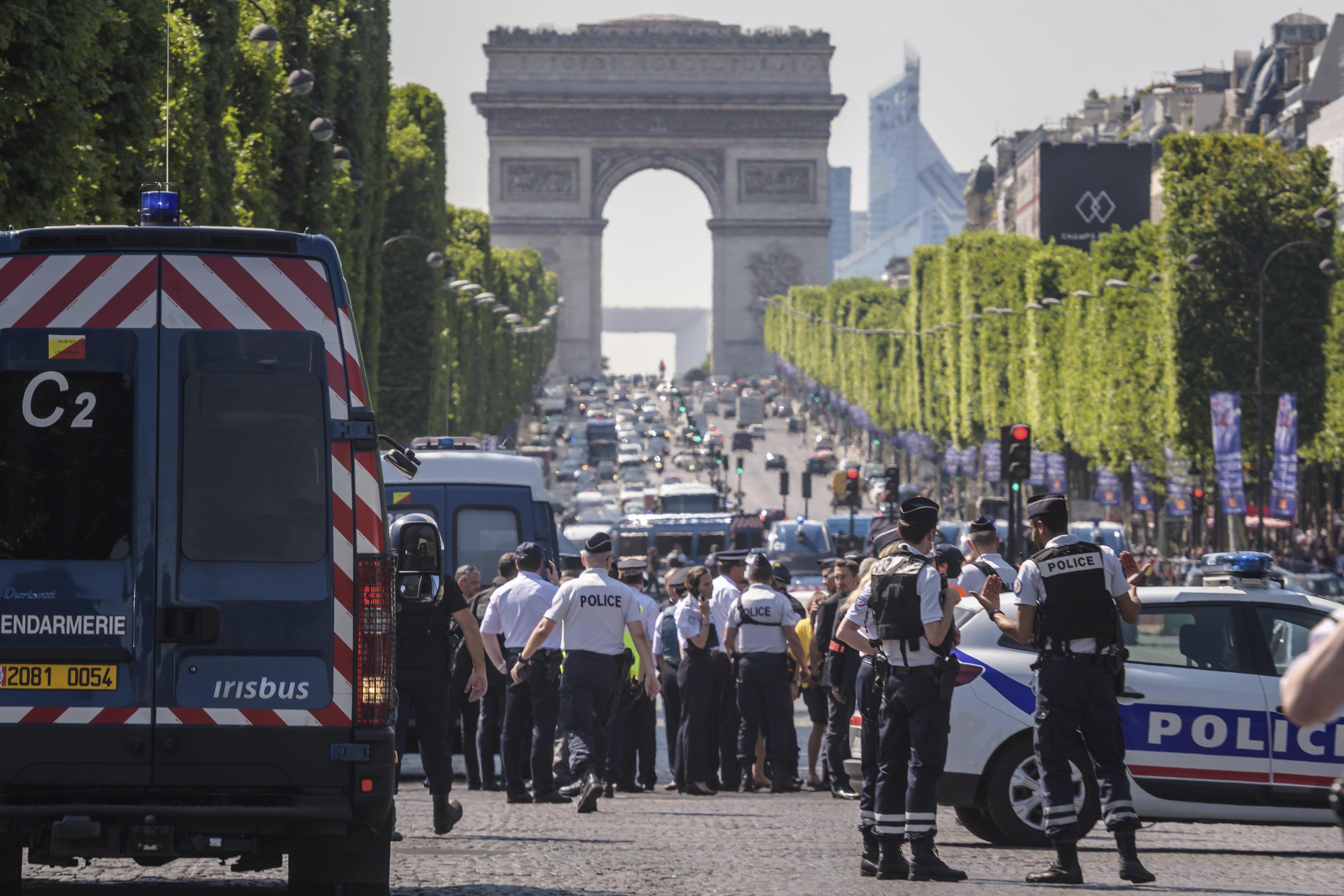Un home armat estavella el seu cotxe contra un furgó policial a París