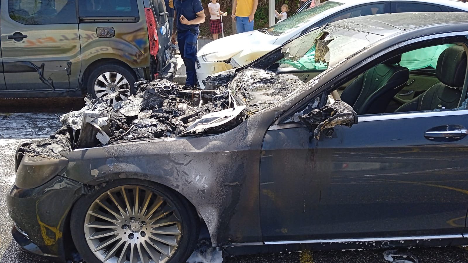 Colau exige a Bou disculpas por insinuar motivos políticos en el incendio del coche