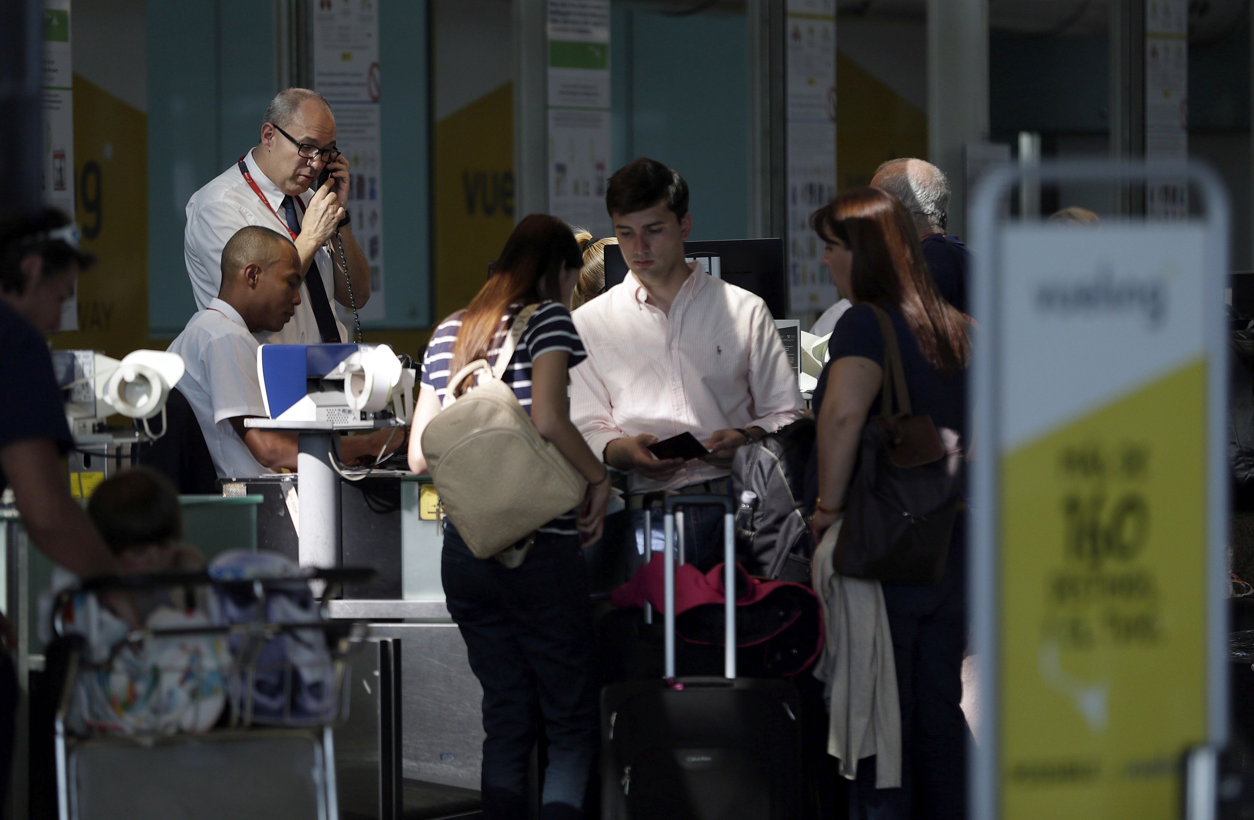 Vueling se reúne con la Generalitat y Fomento para rendir cuentas del caos aéreo