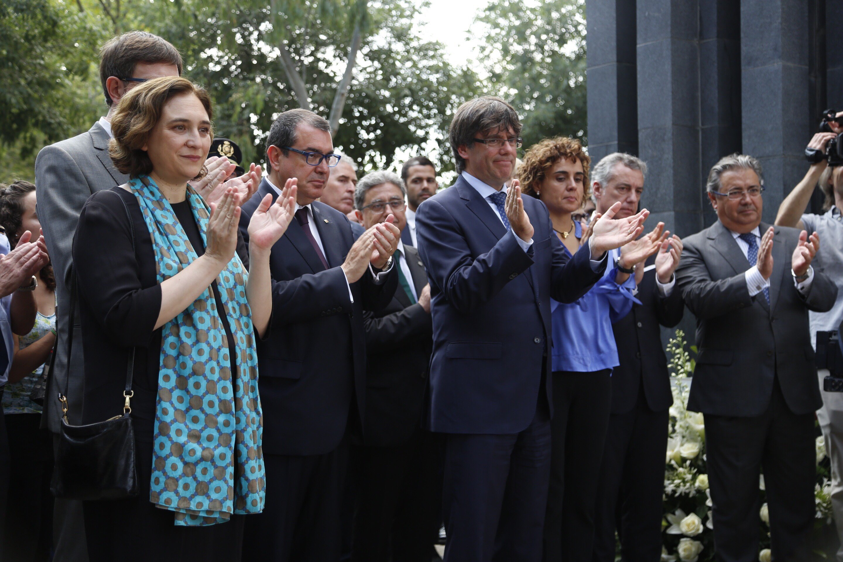 Puigdemont y Colau se disculpan con las víctimas de Hipercor por si no se ha estado "a la altura"