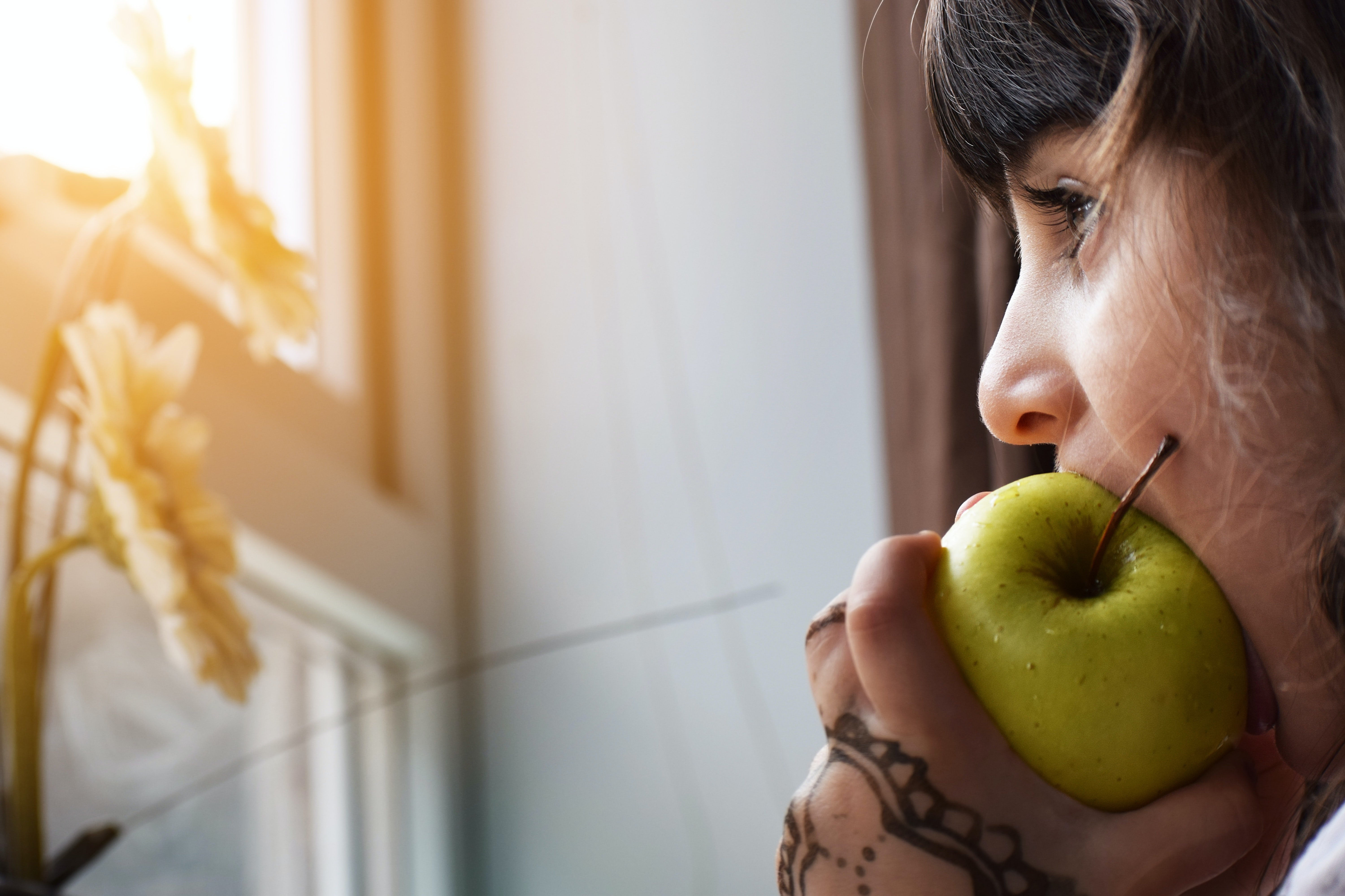 Niña comiendo una manzana : Unsplash Niña comiendo una manzana : Unsplash