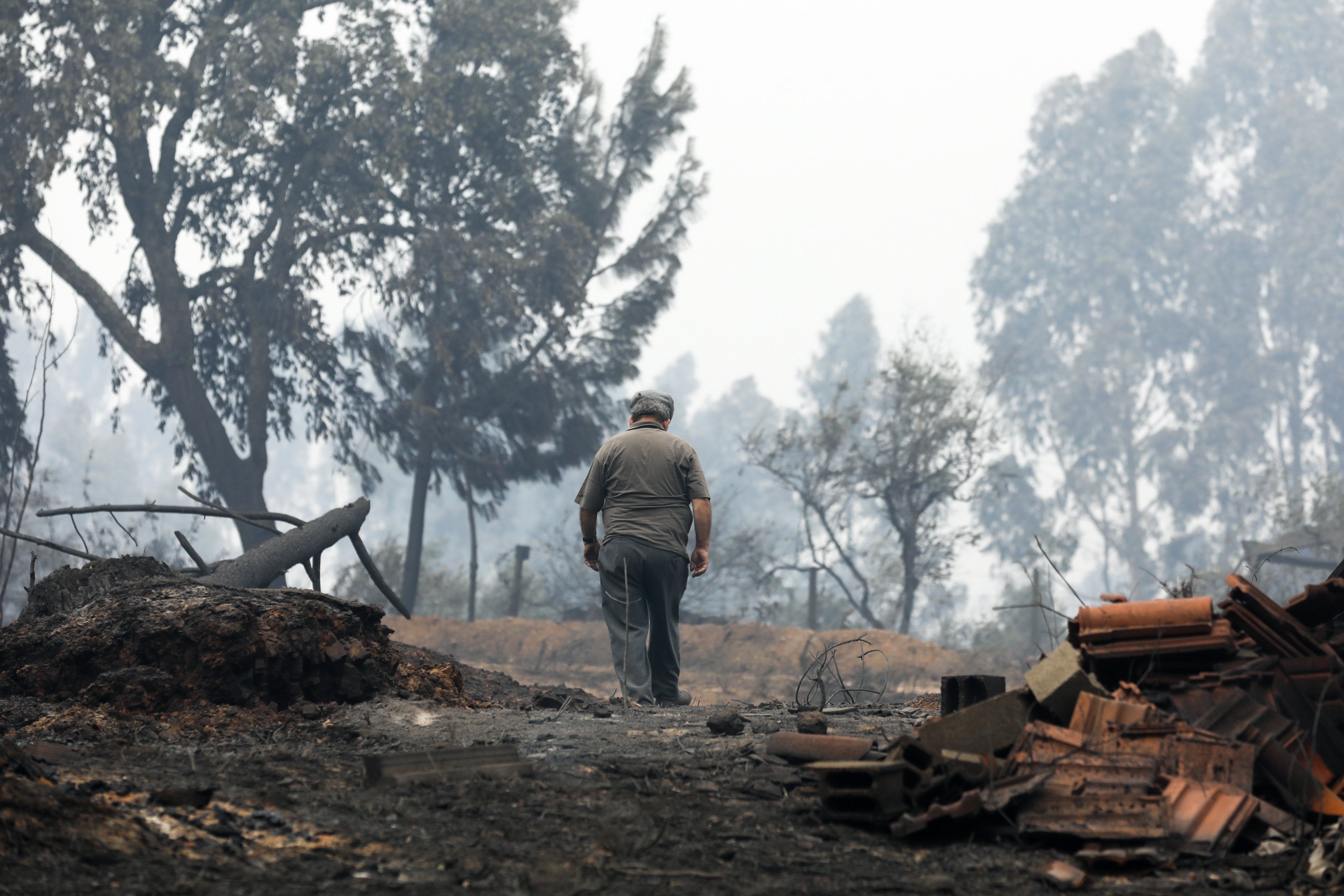 Suben a 64 los muertos por el incendio que sigue activo en Portugal