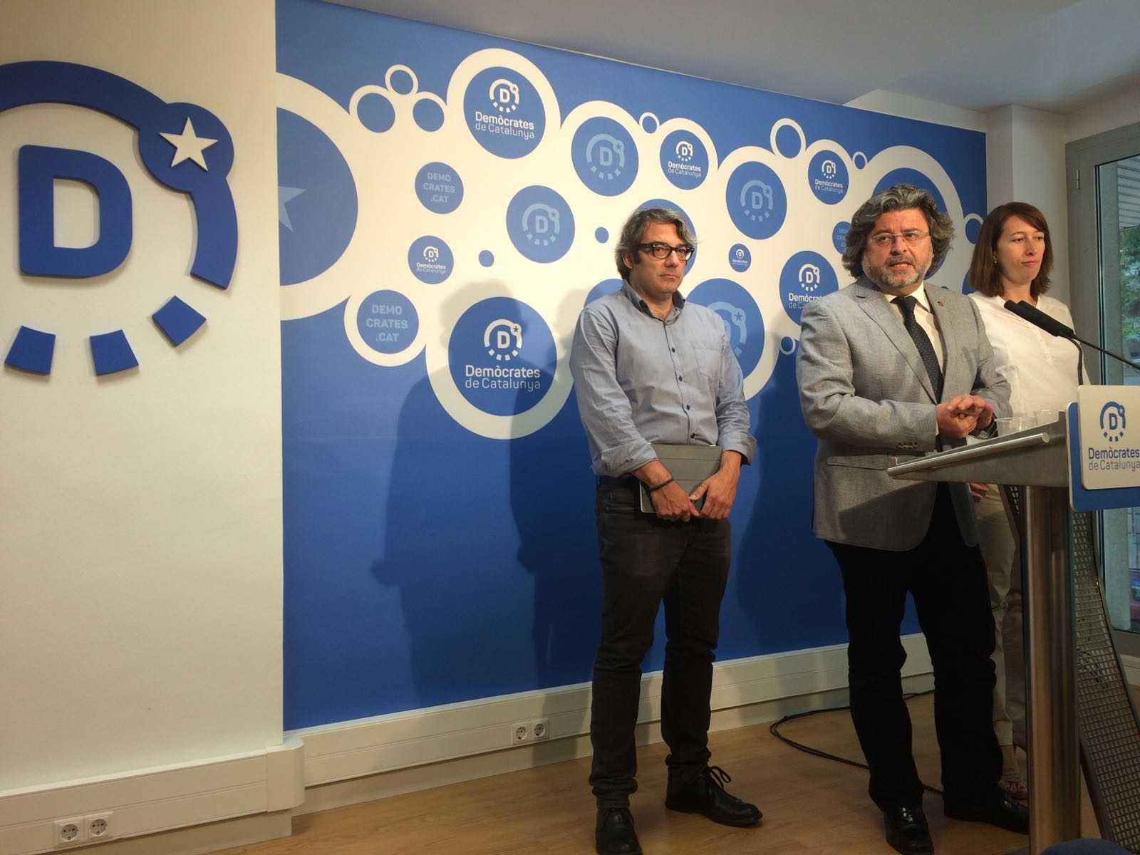 Demòcrates pide reunir la mesa de partidos para convocar un RUI el 2017